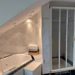 Moderne Dachgeschosswohnung Mit Garten, Pool, Balkon Appartamento Maineck