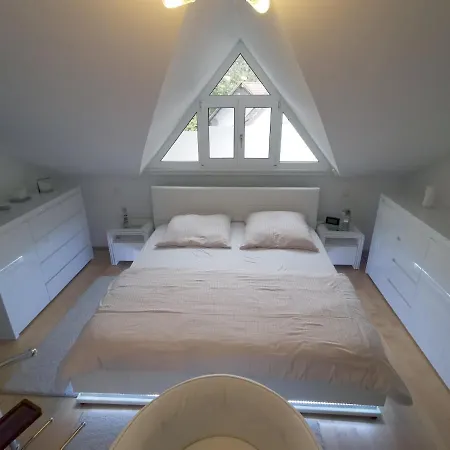 Moderne Dachgeschosswohnung Mit Garten, Pool, Balkon