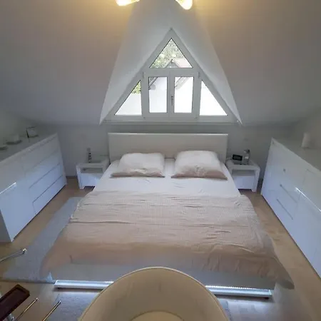 דירה Moderne Dachgeschosswohnung Mit Garten, Pool, Balkon Maineck
