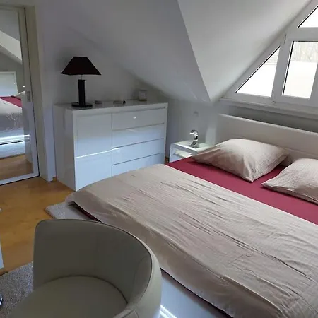 Moderne Dachgeschosswohnung Mit Garten, Pool, Balkon דירה