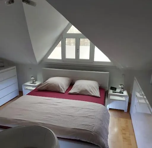 Moderne Dachgeschosswohnung Mit Garten, Pool, Balkon *