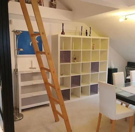Moderne Dachgeschosswohnung Mit Garten, Pool, Balkon